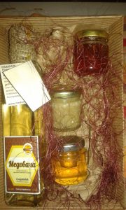 Paket koji sadrži medovaču i dve vrste meda i jednu mešavi meda i lekovitog bilja