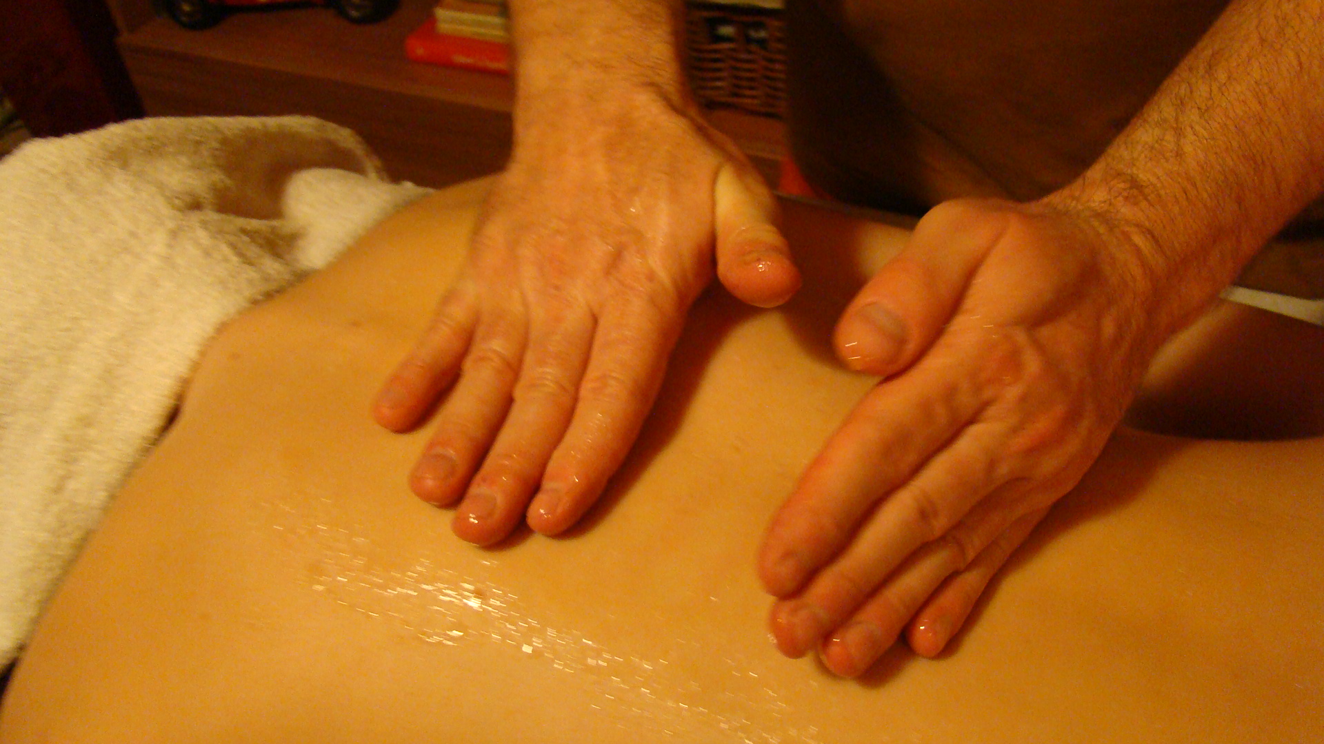 Parcijalna masaža leđa medom 