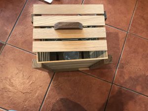 Drvena kutija od letvica za tri flaše medenih pića (medovača, orahovača, višnjevača ili kupinovo vino)